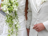 Velká převislá svatební kytice pro nevěstu, vázaná vatičkovanou technikou