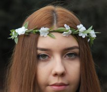 Věneček do vlasů s bílými kvítky
