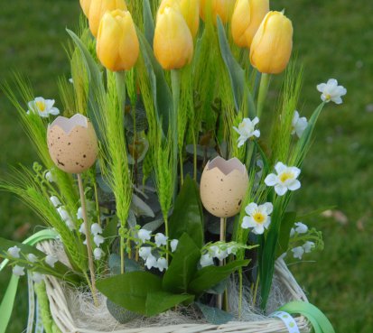 Tulipány v proutěném koši