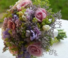 Frézie a růže svatební kytice
