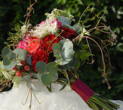 Rozevlátá svatební kytice