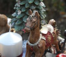 Pohádková vánoční dekorace v proutěném koši