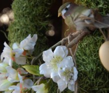 Jarní věnec s rozkvetlou větvičkou