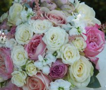 Romantická svatební kytice s anglickými růžemi