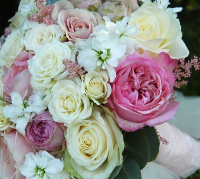 Romantická svatební kytice s anglickými růžemi
