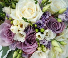 Svatební kytice ve fialových tónech