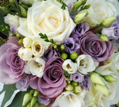 Svatební kytice ve fialových tónech