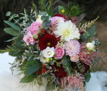 Rozevlátá svatební kytice s ostružinami