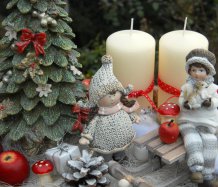 Pohádková vánoční dekorace v proutěném koši