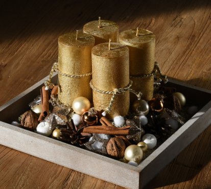 Adventní dekorace ve zlaté