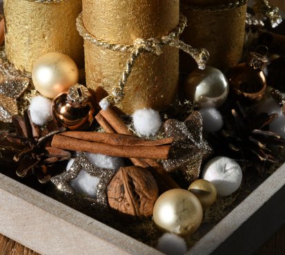 Adventní dekorace ve zlaté