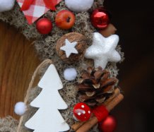 Vánoční věnec s dřevěnými stromečky