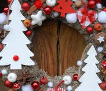 Vánoční věnec s dřevěnými stromečky