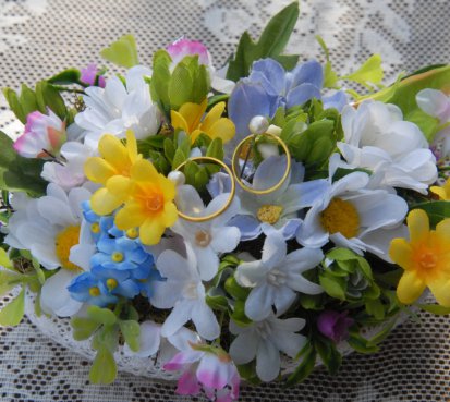 Květinová dekorace na snubní prsteny