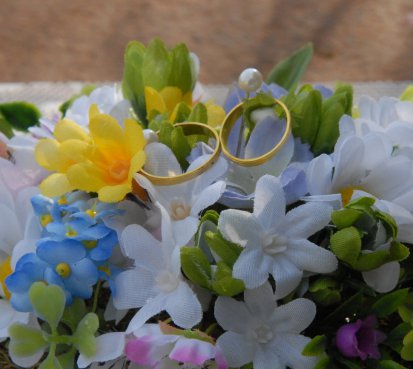 Květinová dekorace na snubní prsteny