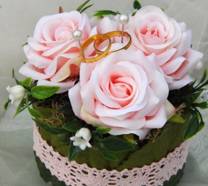 Dekorace na snubní prsteny v růžové