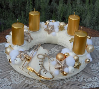 Svetříčkový adventní věnec ve zlaté