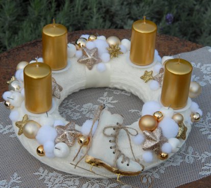 Svetříčkový adventní věnec ve zlaté