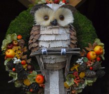 Barevný podzimní věnec s moudrou sovou