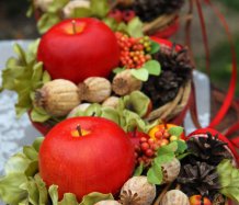 Barevná podzimní dekorace s jablíčkem