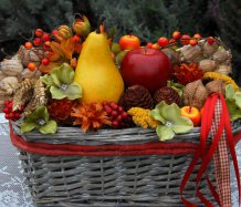 Barevná podzimní dekorace v košíku