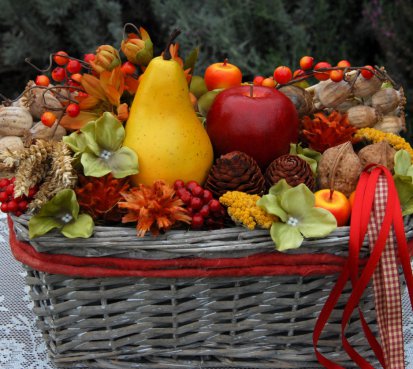 Barevná podzimní dekorace v košíku