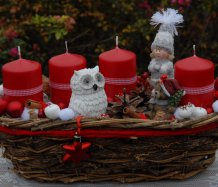 Adventní dekorace s postavičkami do červena