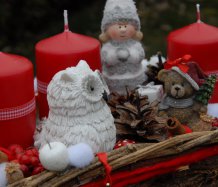 Adventní dekorace s postavičkami do červena