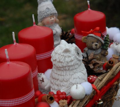 Adventní dekorace s postavičkami do červena