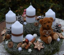 Adventní perníčkový věnec s medvídkem