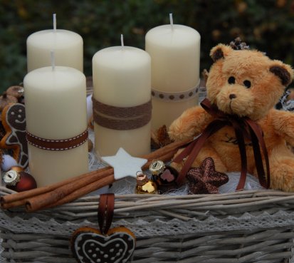 Adventní dekorace s plyšovým medvídkem