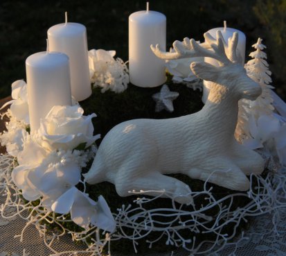 Bílá vánoční dekorace s jelenem
