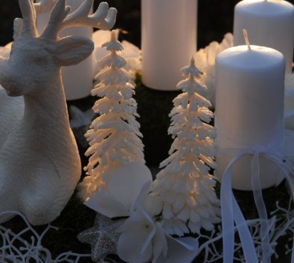 Bílá vánoční dekorace s jelenem