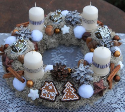 Adventní perníčkový věnec s chaloupkami