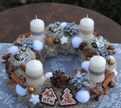 Adventní perníčkový věnec s chaloupkami