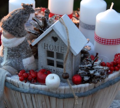 Adventní dekorace se zimní figurkou a domečkem 