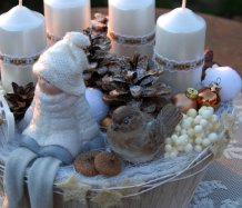 Adventní dekorace se zimní figurkou a ptáčkem