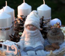 Adventní dekorace se zimní figurkou a ptáčkem
