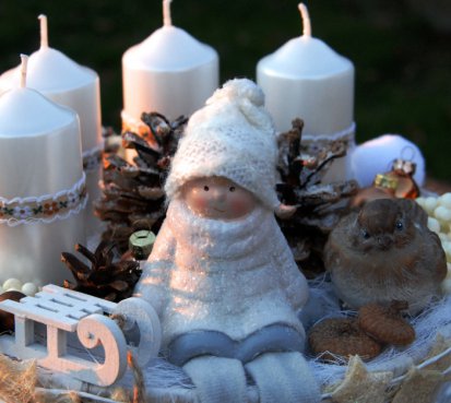 Adventní dekorace se zimní figurkou a ptáčkem