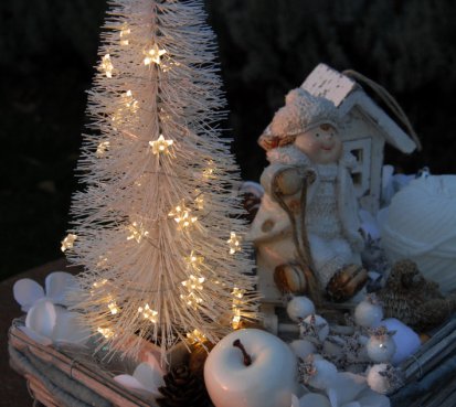 Vánoční dekorace se svítícím stromem