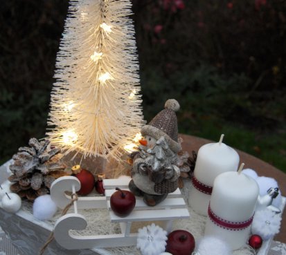 Dekorace s vánočním svítícím stromečkem