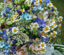 Luční pomněnková svatební kytice