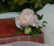 Anglické růže v romantické svatební kytici