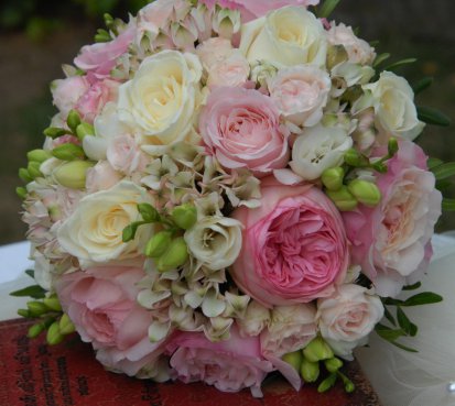 Anglické růže v romantické svatební kytici