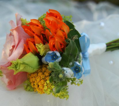 Pestrá svatební kytice