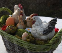 Jarní dekorace se zvířátky v košíku