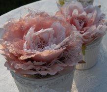 Dekorace s krajkovými růžemi