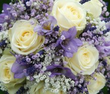 Svatební kytice v levandulových tónech