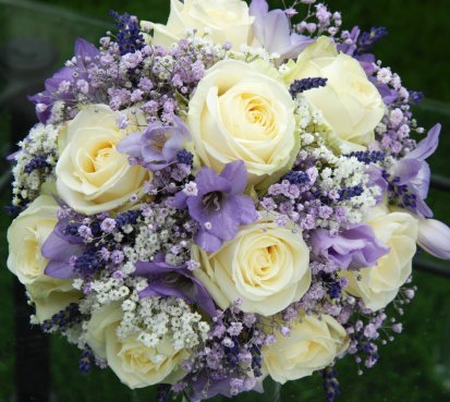 Svatební kytice v levandulových tónech