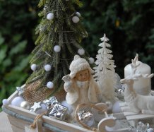 Vánoční dekorace se svítícím stromečkem